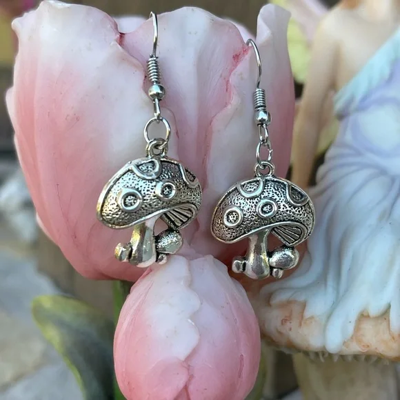 Beautiful silver mushroom charm dangle earrings - Picture 4 of 5